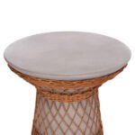 ΒΟΗΘΗΤΙΚΟ ΤΡΑΠΕΖΙ ΣΤΡΟΓΓΥΛΟ DELIA HM18167.03 FIBER CEMENT ΓΚΡΙ & RATTAN Φ40x45Υεκ - Image 4